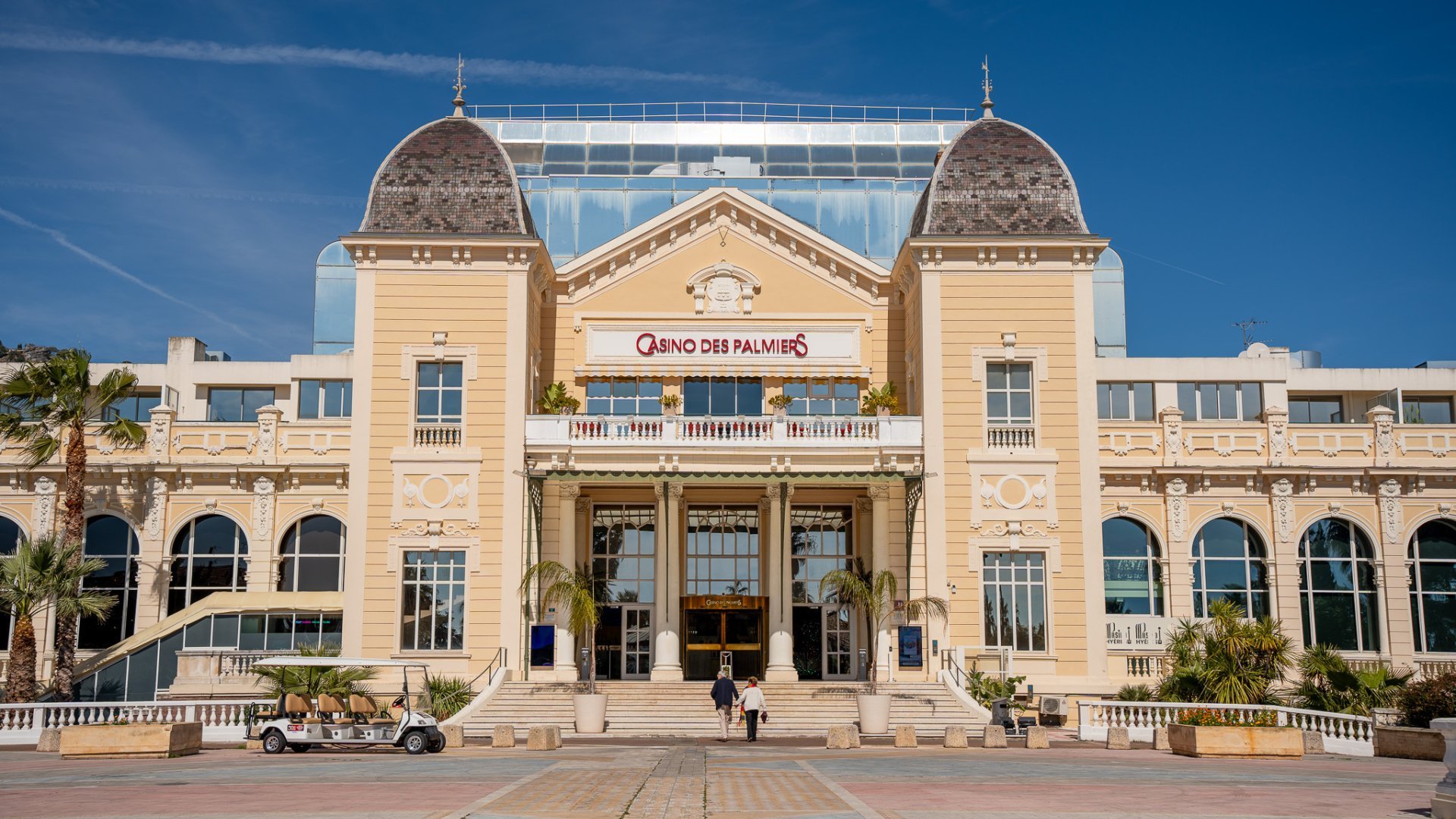 Vue extérieure du monument classé bâtiment de France, situé au cœur de la ville d'Hyères.