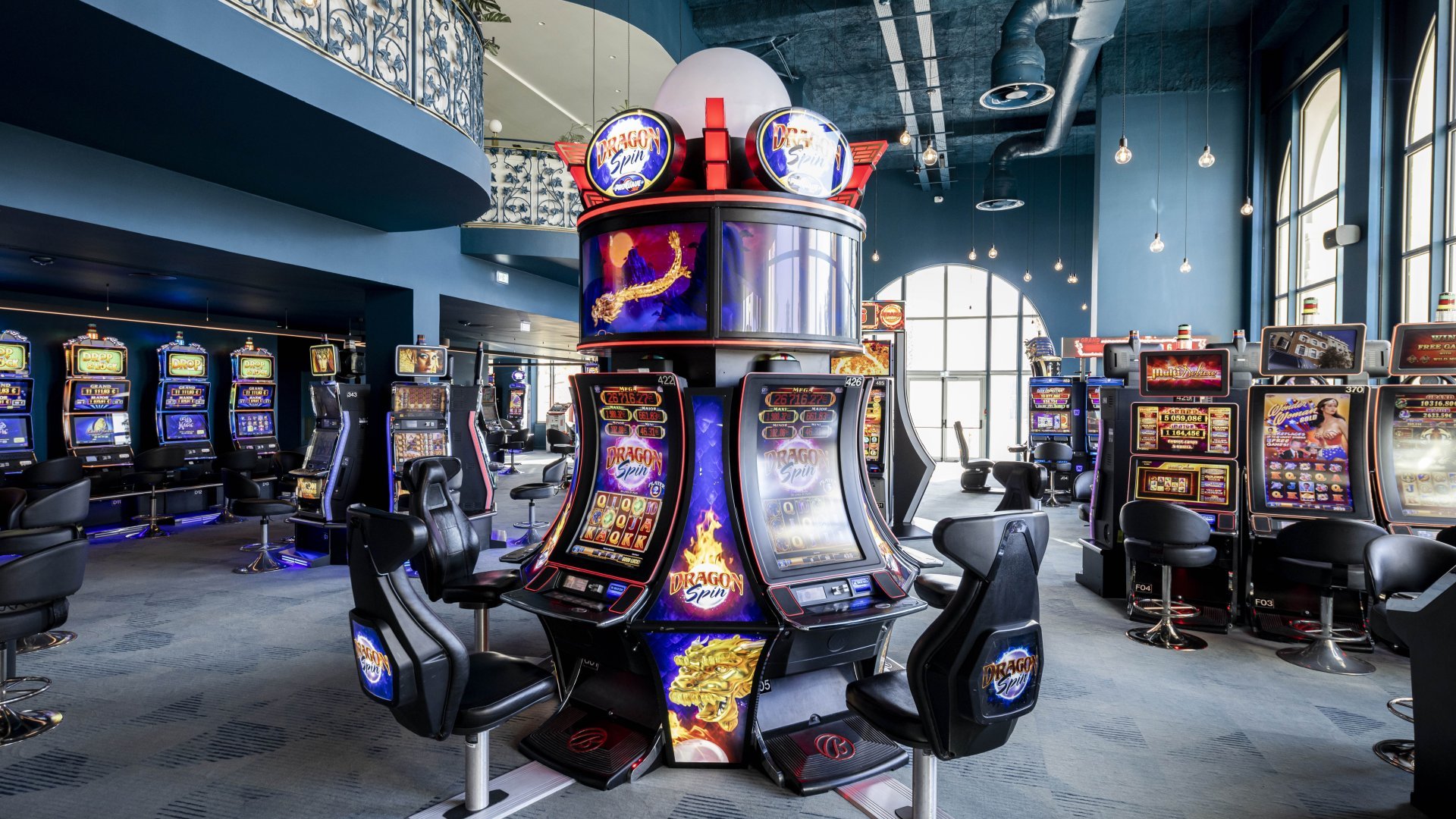 Espace dédié aux jeux de machines à sous, avec une variété de jeux électroniques modernes.