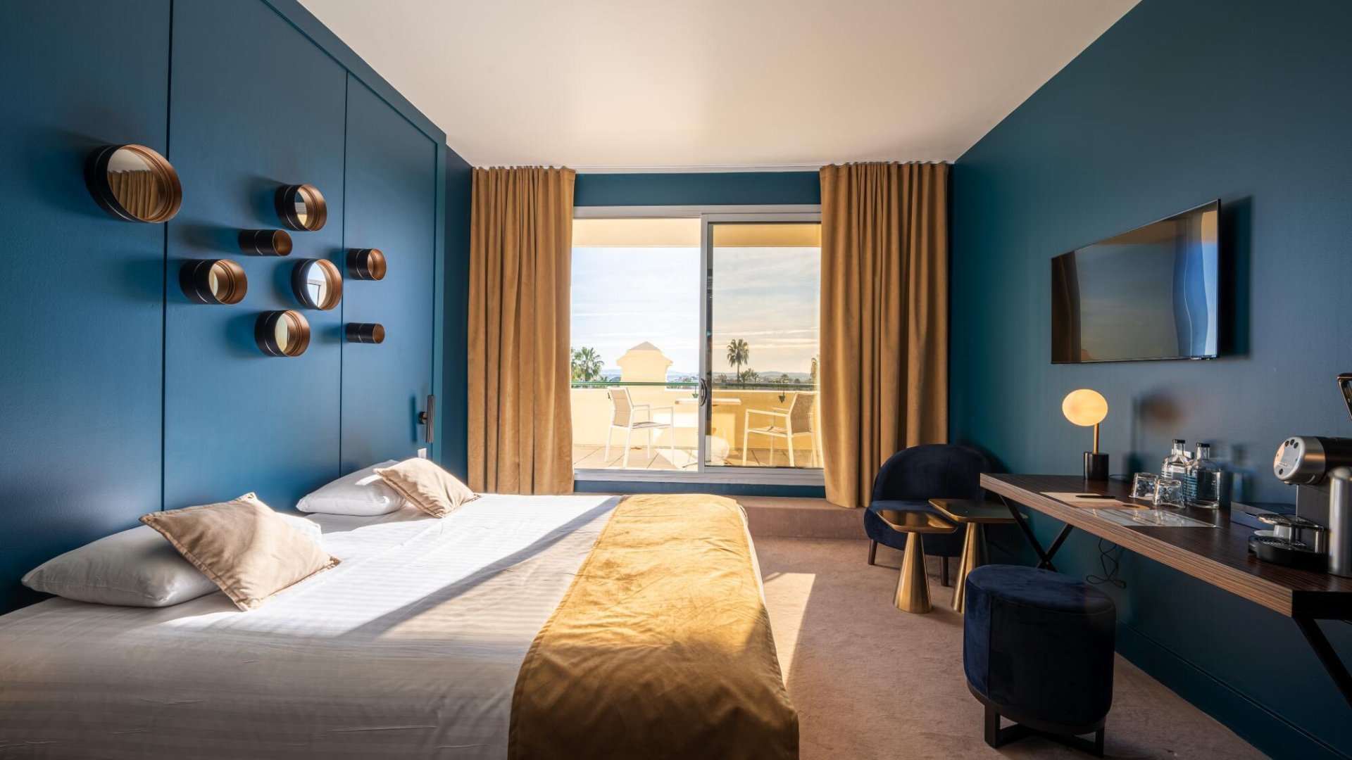 Chambre élégante et climatisée avec terrasse privée, offrant une vue sur la vieille ville ou les îles d'Or.